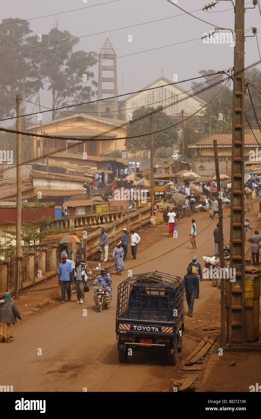 Vista de la calle en frente de la catedral, vista de la ciudad, Bafoussam, Camerún, África Foto de stock