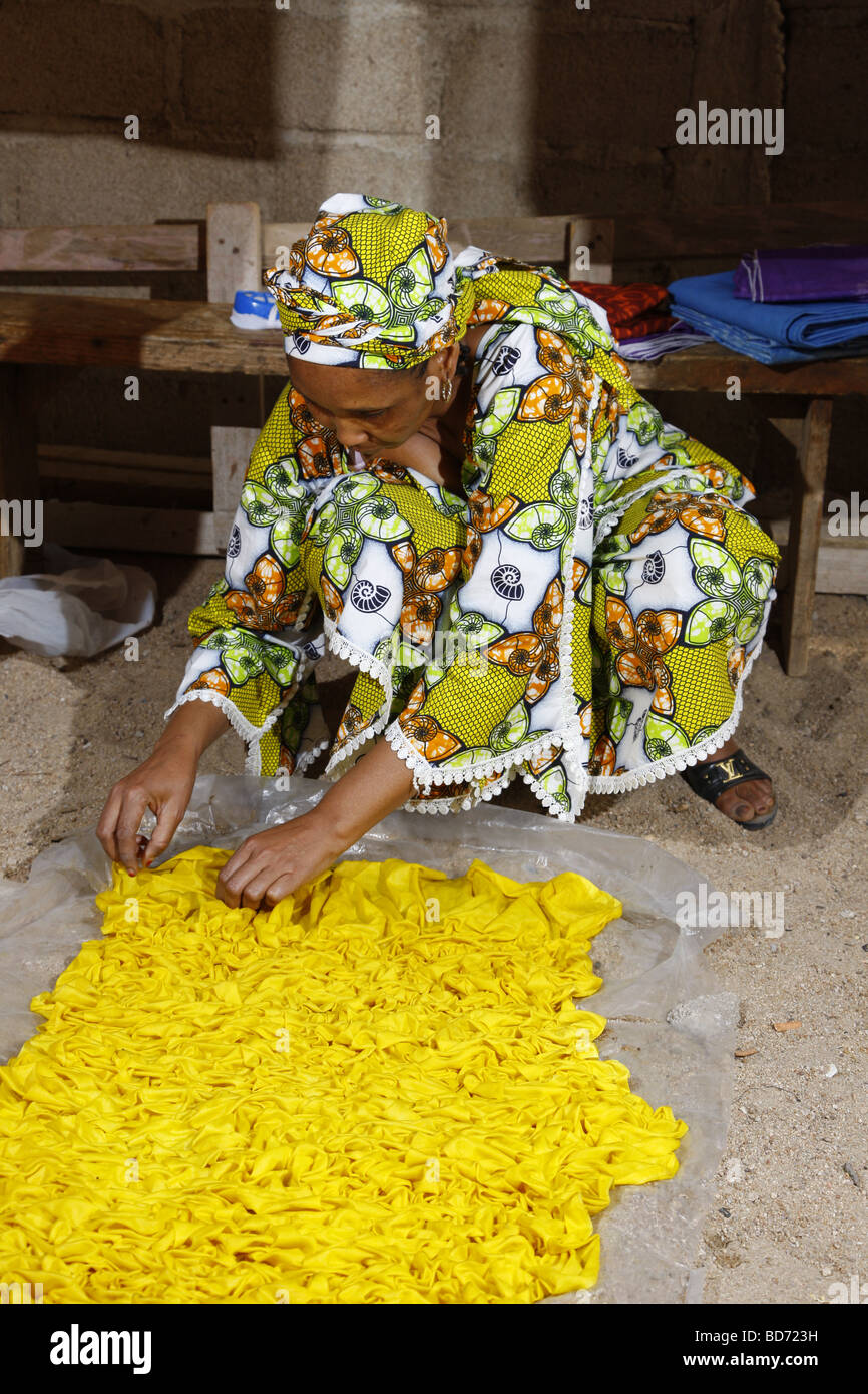 Mujer preparando tejido teñido batik, trabajando desde casa, Maroua, Camerún, África Foto de stock