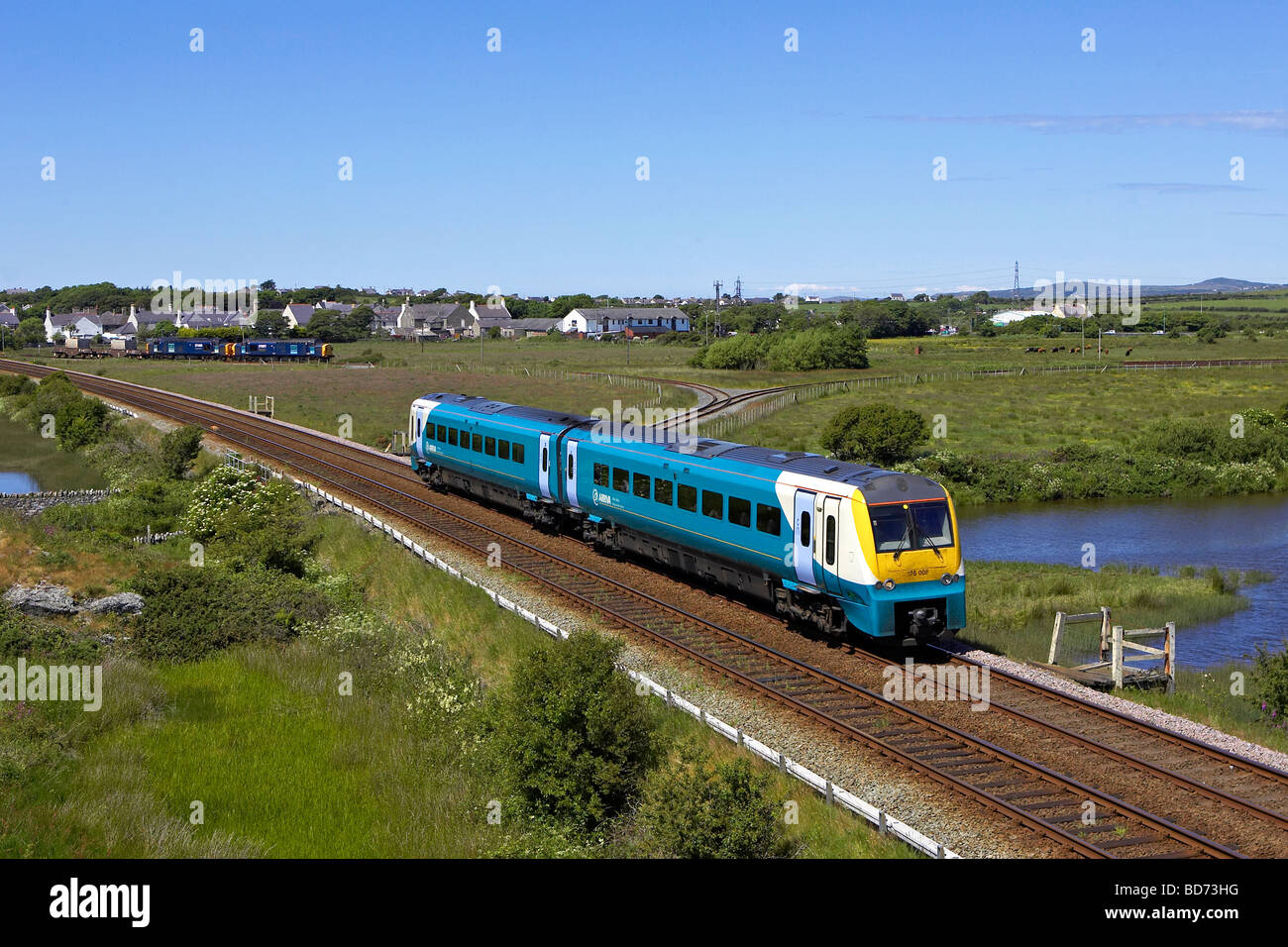 Arriva Trains Wales 175 008 pasa Valley en Anglesey Foto de stock
