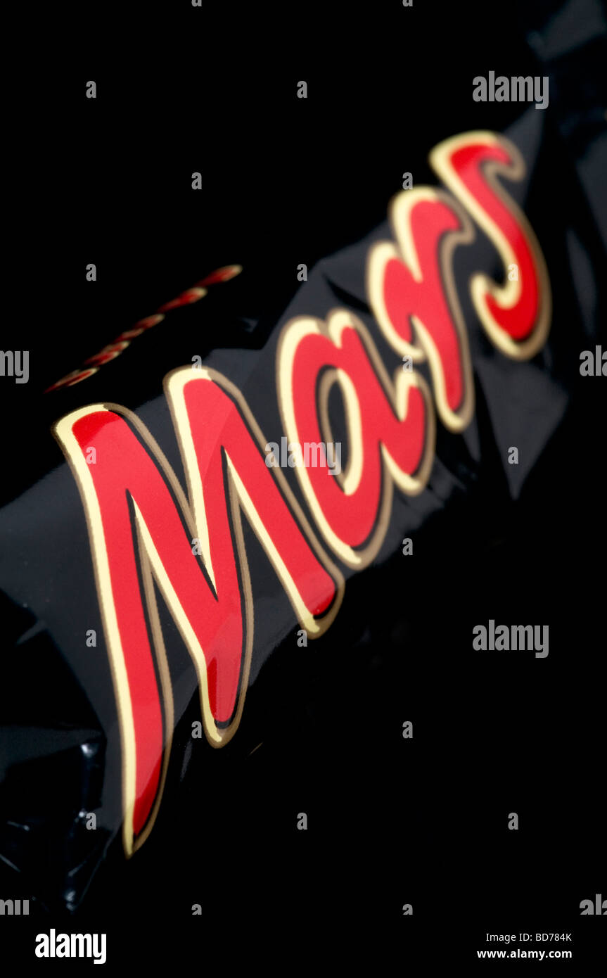 Mars Bar Wrapper Shot sobre fondo negro Foto de stock