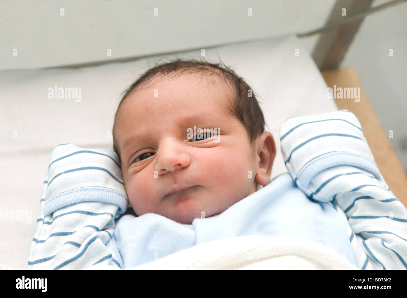 Bebé recién nacido envuelto en toalla celebrada por enfermera, cierre en  vertical Fotografía de stock - Alamy