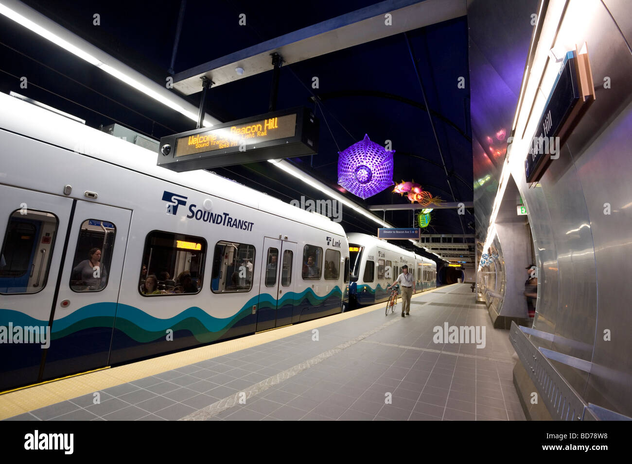 Ciclista desembarca un tren en la estación de Beacon Hill sonido enlace tránsito Light Rail, Seattle, Washington. Foto de stock