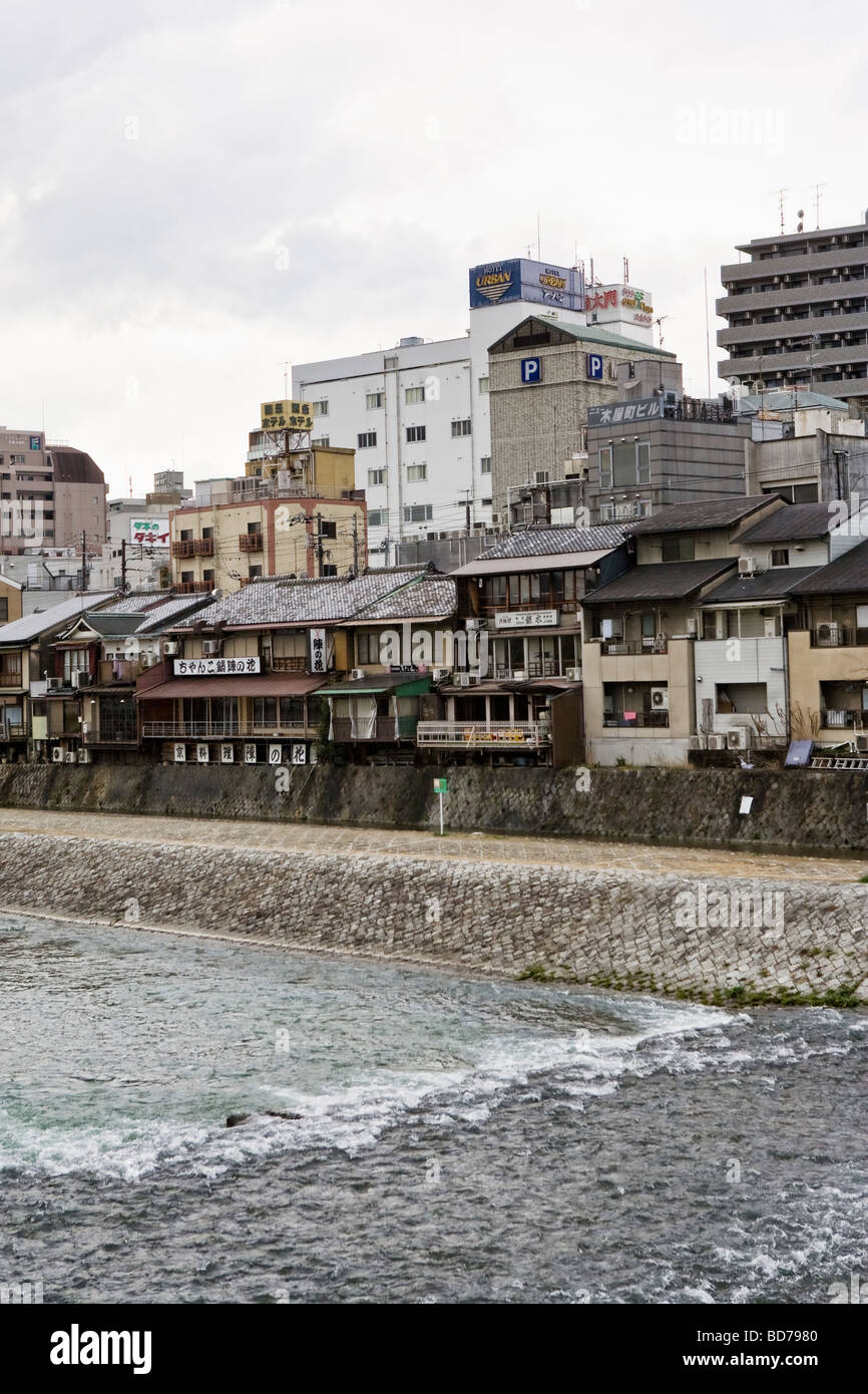 Distrito Gion en Kioto en el río Kamo en Japón Foto de stock