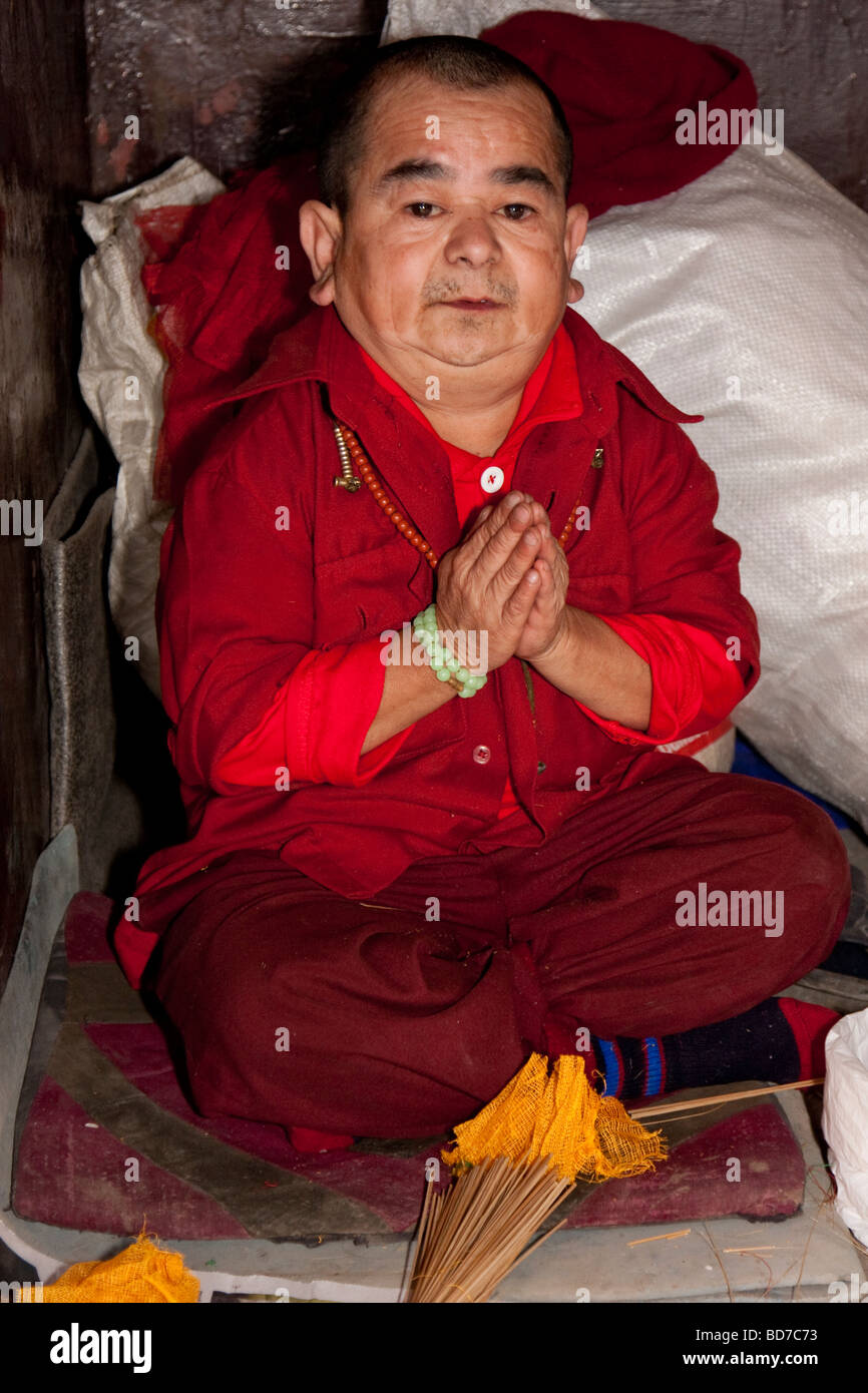 Bodnath, Nepal. 42-Year-Old enano monje budista en la Estupa Budista de Bodnath. Foto de stock