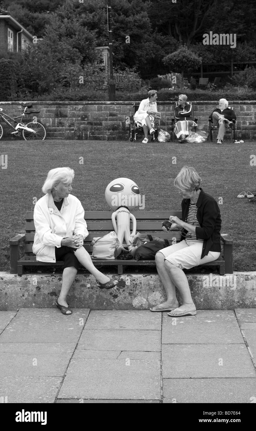 Reportaje en blanco y negro, los ancianos beber té con extrañas, Cowes, en la Isla de Wight, Inglaterra, Reino Unido, GB. Foto de stock