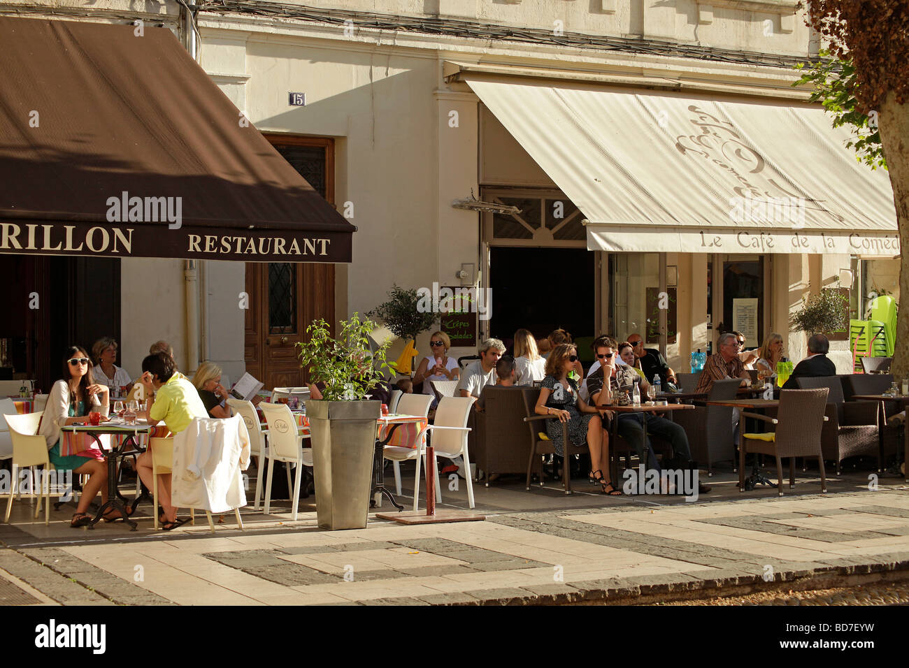 Street Café de la comedia y restaurante en Avignon Provence Francia Europa Foto de stock
