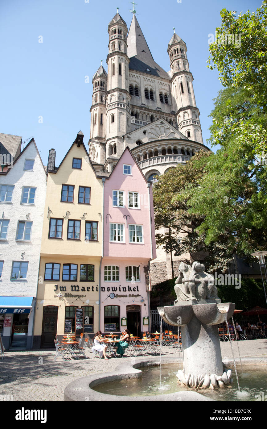 Gross St Martin Iglesia Rheingarten Altstadt Casco Histórico Colonia Alemania Foto de stock