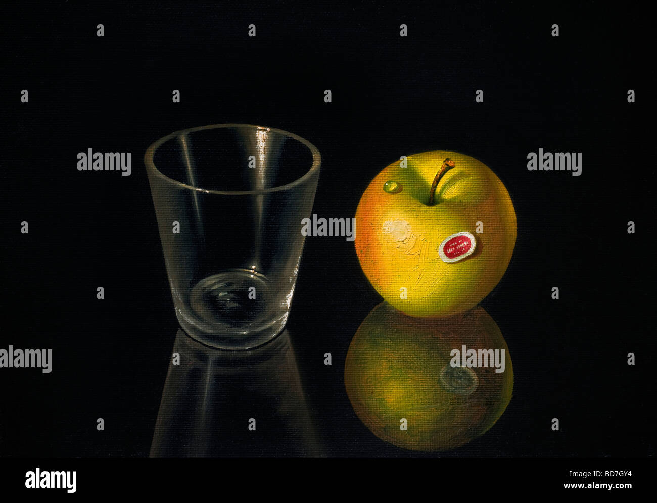 PINTURA AL ÓLEO APPLE ARTE LIENZO REALISMO simple realista vida de una manzana y gota de agua con un vaso de agua sobre un fondo negro reflectante Foto de stock