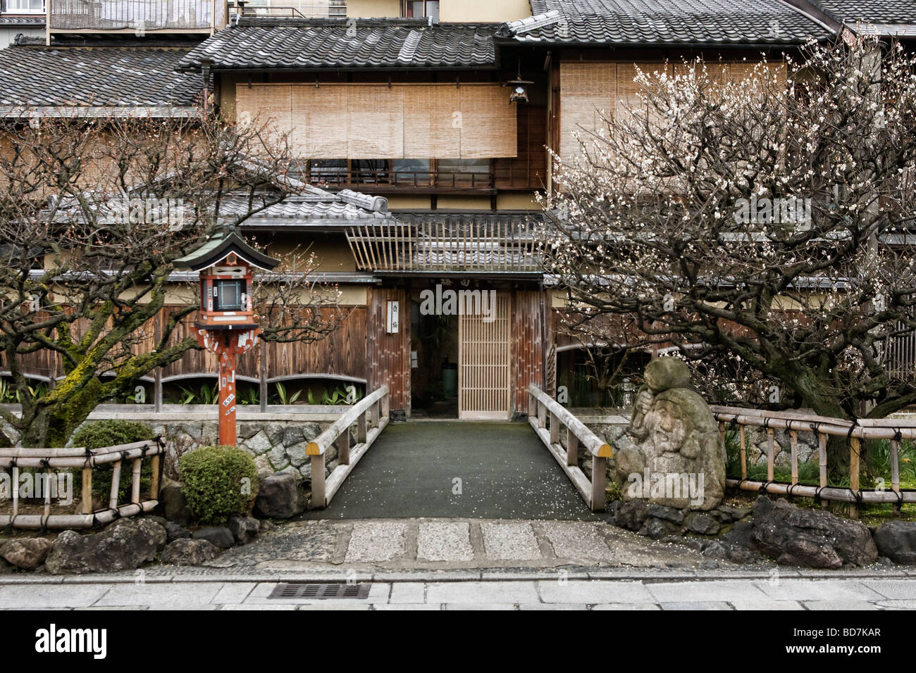 Un edificio tradicional en el distrito Gion en Kyoto, Japón Foto de stock