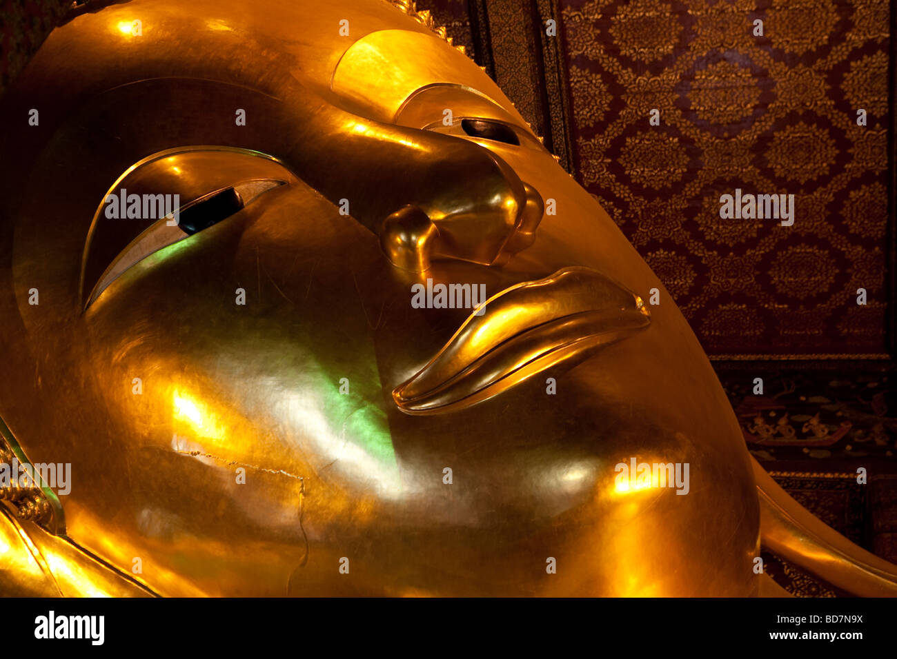 Buda reclinado en el templo Wat Pho Bangkok Thailand Foto de stock