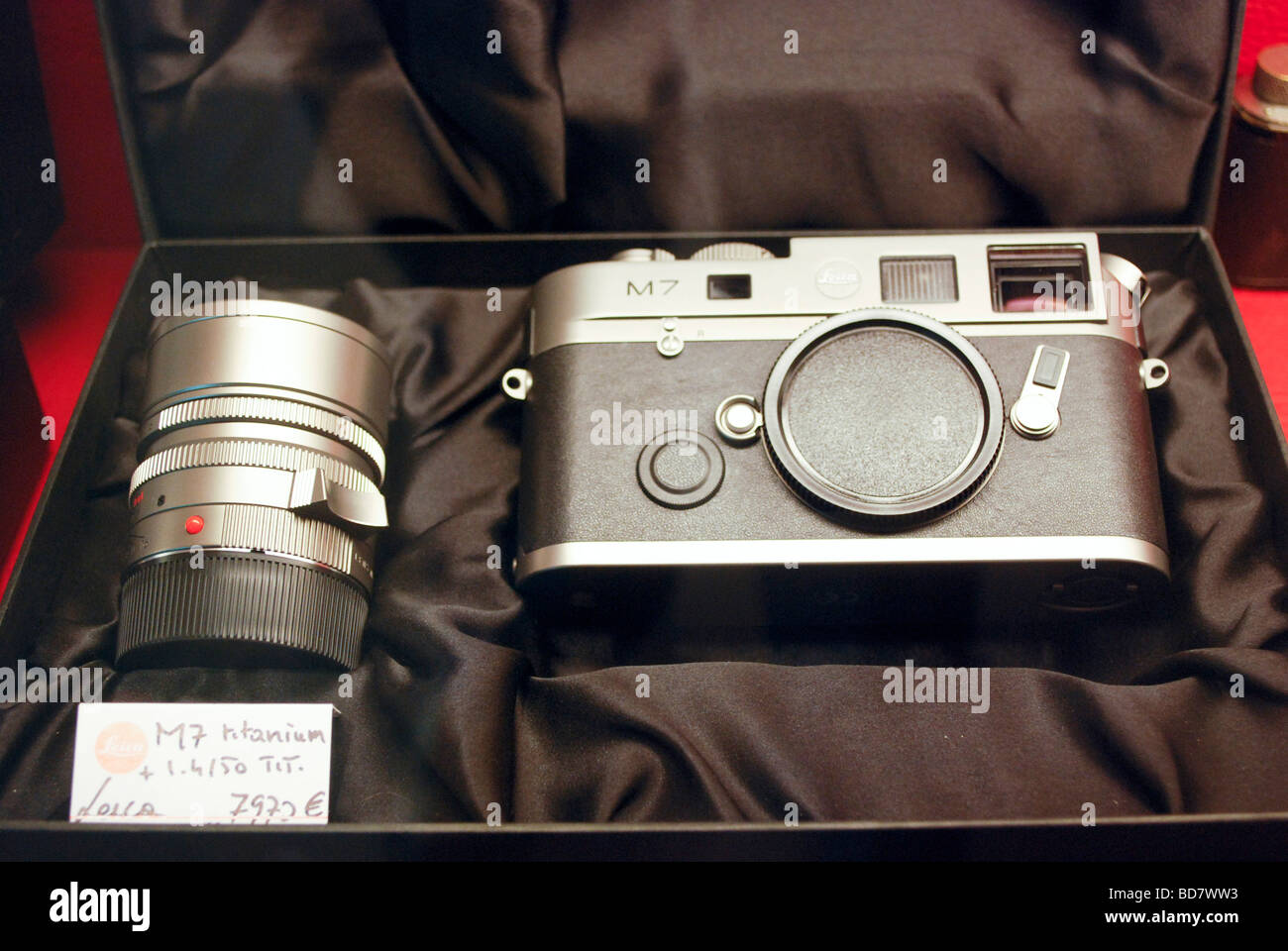 Analógico y lente Leica M7 en el caso de Foto de stock