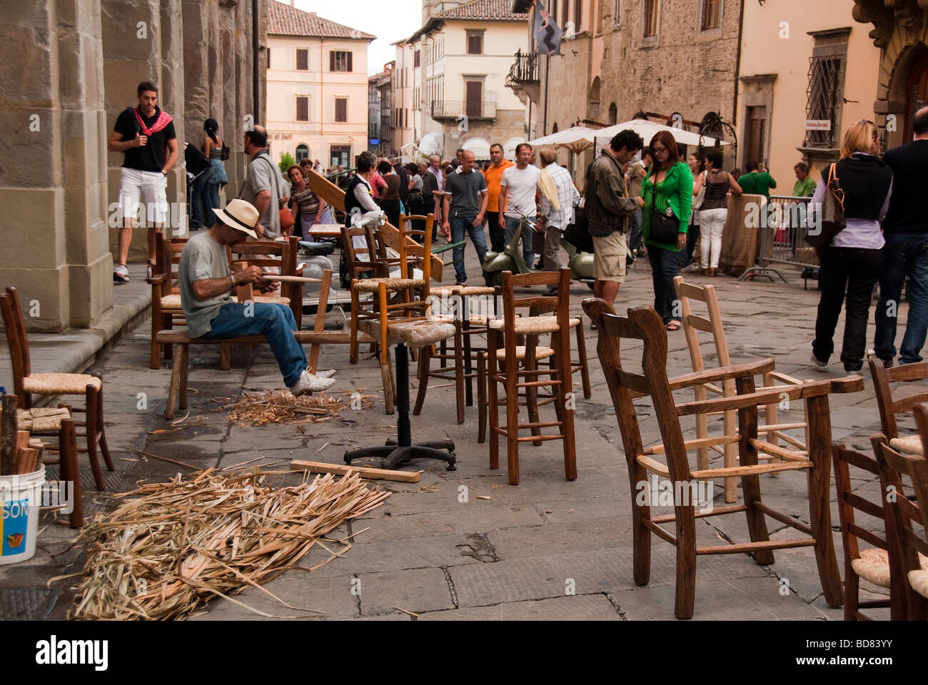 Presidencia maker tejiendo el asiento de sillas hechas a mano en un festival de tradiciones toscanas en Sansepolcro Foto de stock