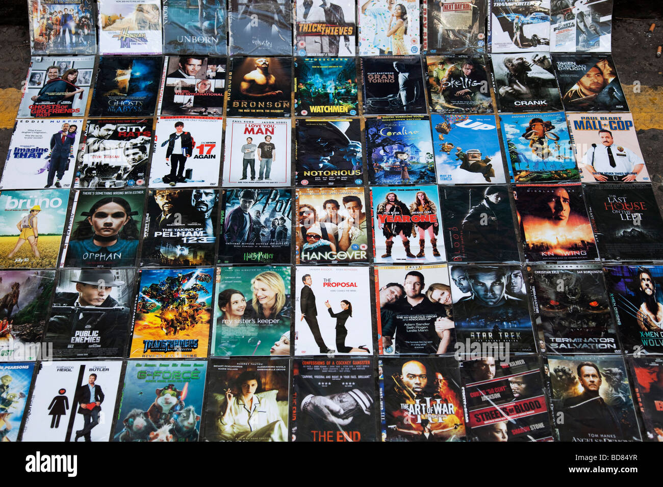 Fake ilegal la venta de DVD piratas en Brick Lane. A menudo se vende por  chinos en su mayoría vendedores DVD's falsificados son un gran negocio  Fotografía de stock - Alamy