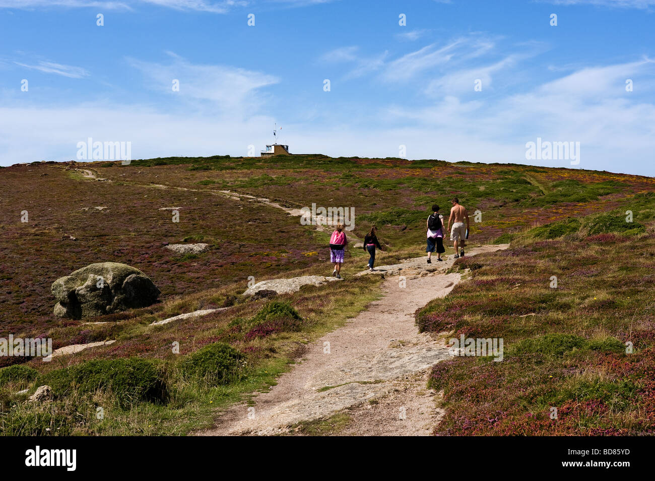 Una familia caminando a lo largo de la ruta de la costa de Cornwall. Foto por Gordon Scammell Foto de stock