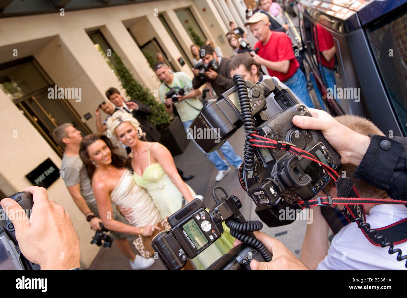 En el trabajo de los fotógrafos Paparazzi fotografiando celebridades fuera de Mayfair Hotel Londres Reino Unido Foto de stock