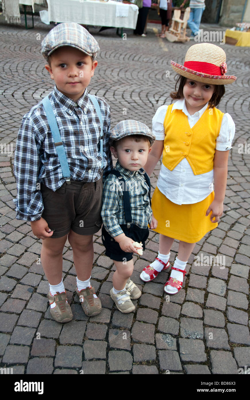 Los niños italianos vestida con ropa vintage en festival de tradiciones antaño en Sansepolcro Toscana Fotografía de stock - Alamy