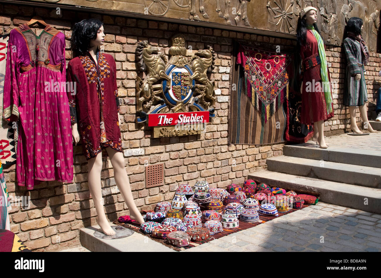 Maniquíes vestidas cloting y del norte de África para la venta en el mercado de los establos, Camden Foto de stock
