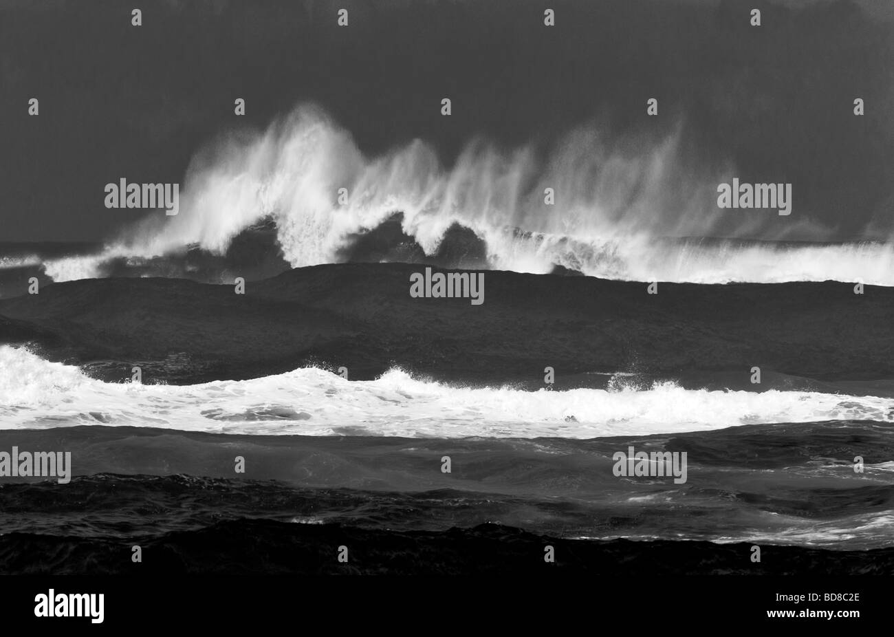 Grandes olas fuera de la costa de Kauai Hawaii Foto de stock