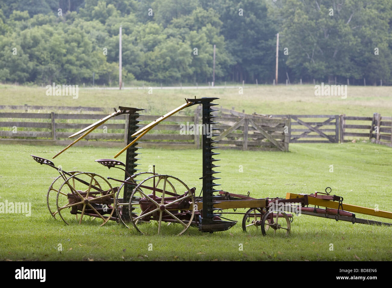 Maquinaria agrícola antigua en un campo (segadora Fotografía de stock -  Alamy