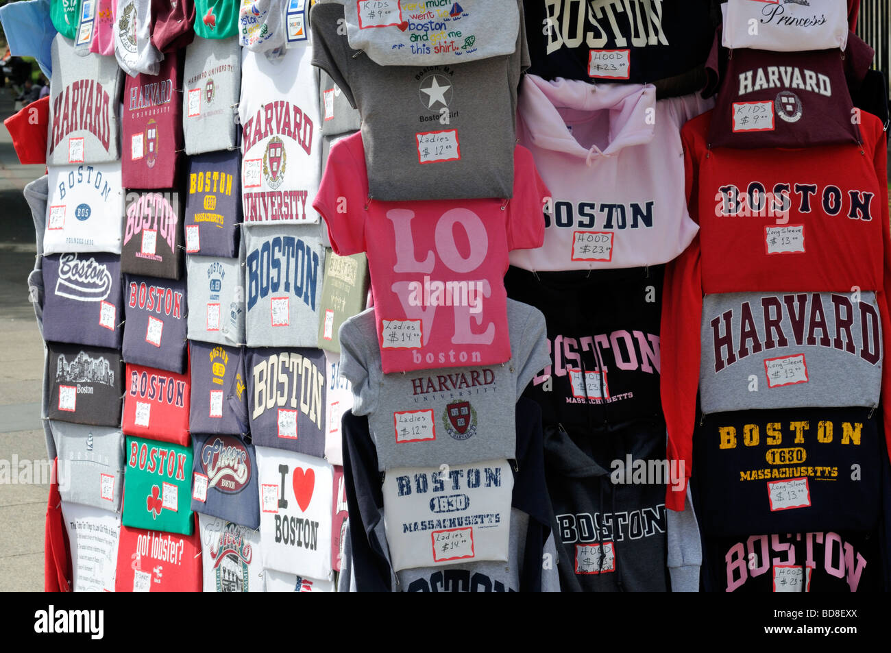 Pantalla de vendedores ambulantes de Boston ropa camisetas sudaderas etc  Fotografía de stock - Alamy