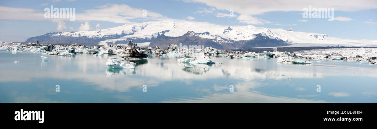El lago Jokulsarlon, Islandia lleno de hielo Foto de stock