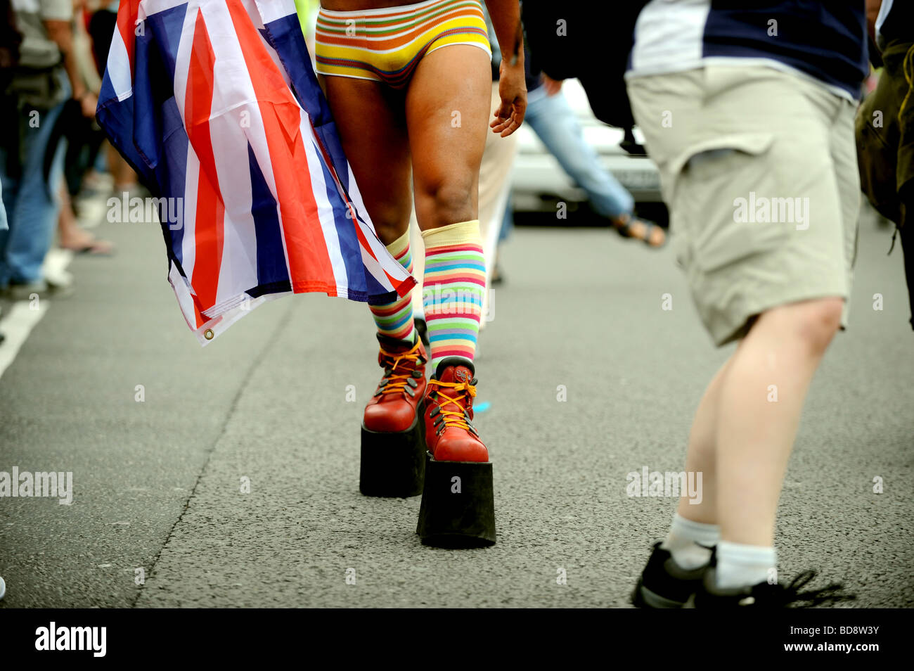 Hombre Gay llevaba botas con plataforma enorme tomando parte en este años  Brighton orgullo Fotografía de stock - Alamy