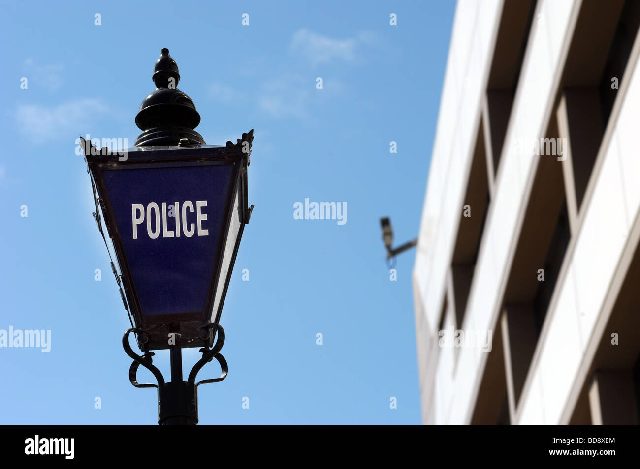 Lámpara de policía azul fuera de la estación de Brighton Foto de stock