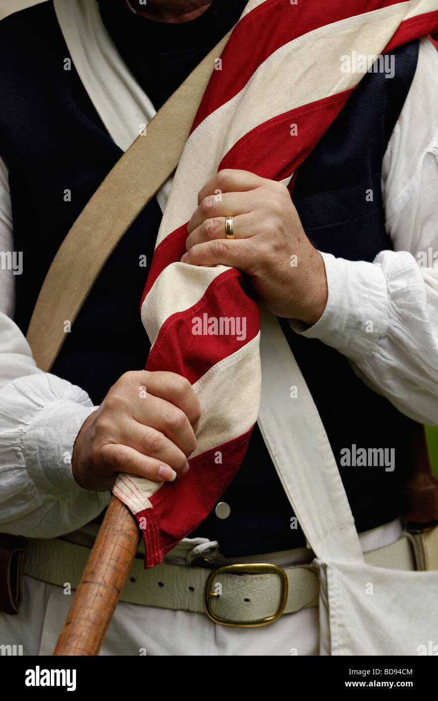 Detalle de un hombre en uniforme militante sosteniendo la bandera americana en Corydon Indiana Foto de stock