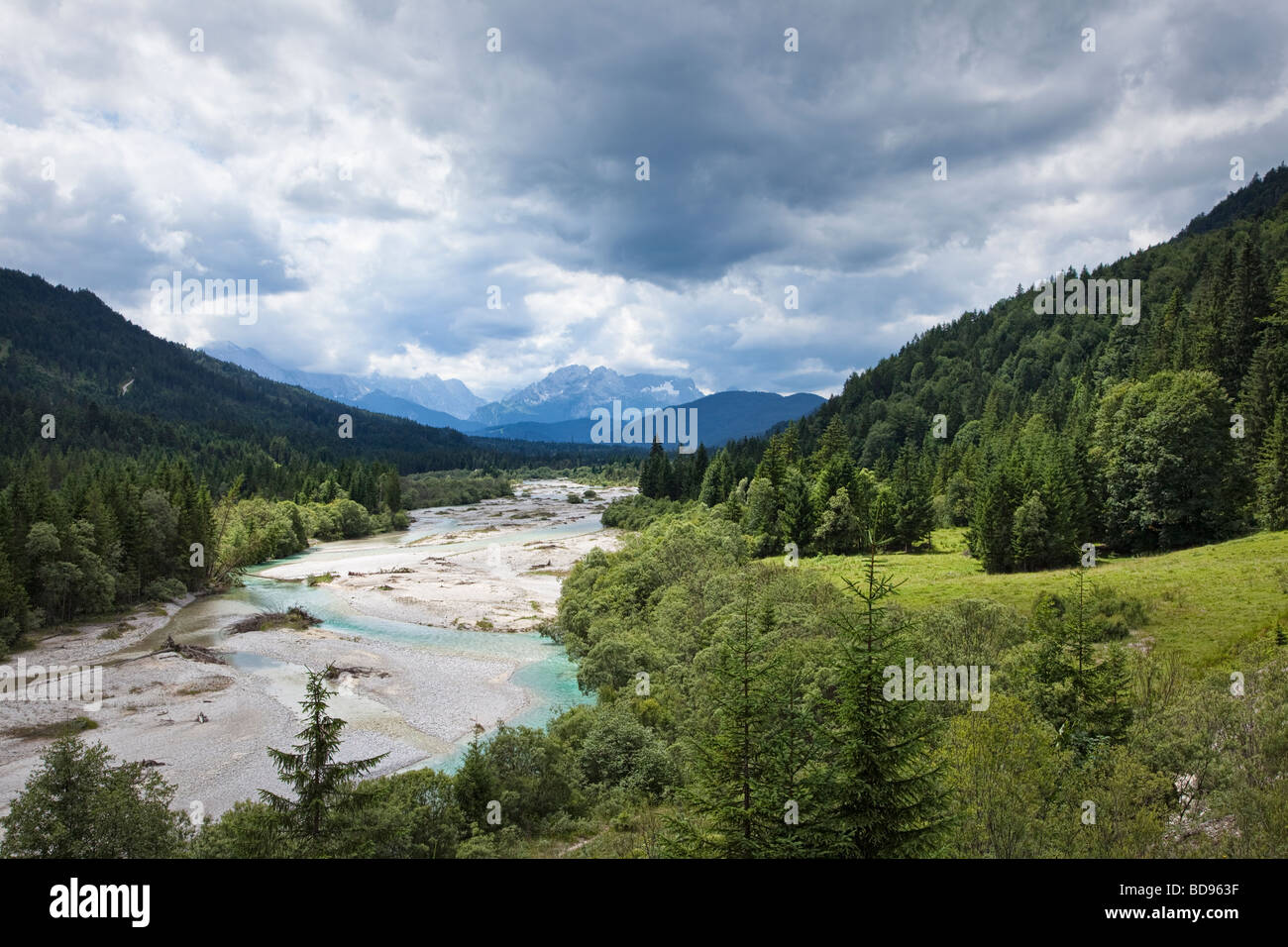 Alemania con vistas al paisaje a lo largo del río Isar, en los Alpes bávaros, Baviera, Alemania, hacia las montañas de Wetterstein Foto de stock
