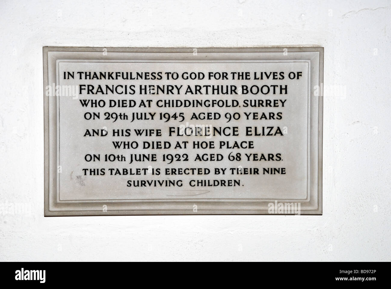 Una placa en memoria de Francisco Henry Arthur Booth y su esposa Florence Eliza Booth en la Iglesia de San Pedro en el casco antiguo de Woking (Surrey Foto de stock
