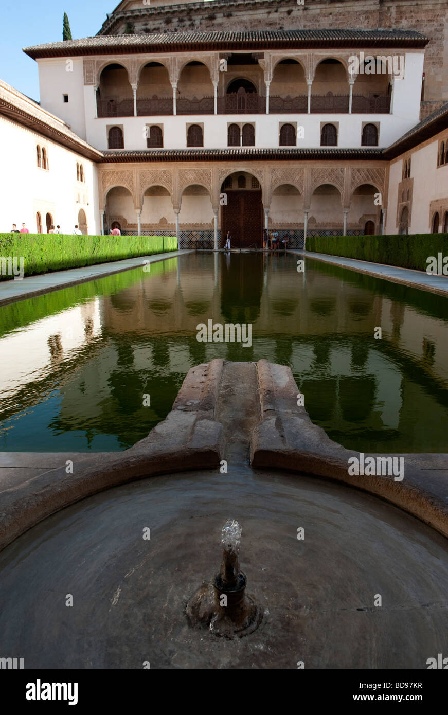 Piscina en el Tribunal de Arrayanes. Palacio de la Alhambra en Granada, España Foto de stock