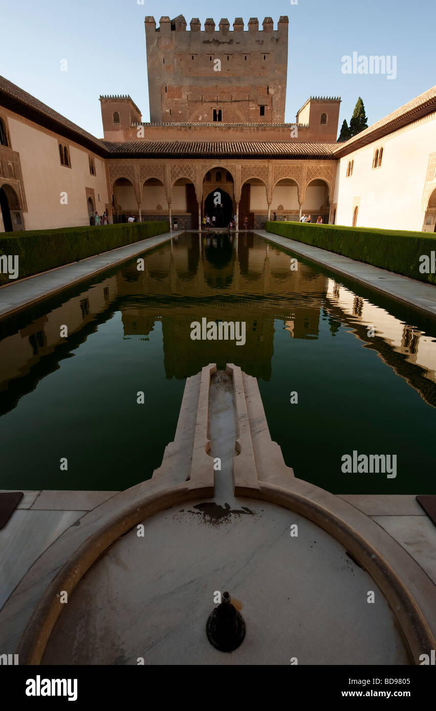 Punto de vista de la Corte de los Arrayanes con Torre de Comares en la espalda. Palacio de la Alhambra en Granada, España Foto de stock