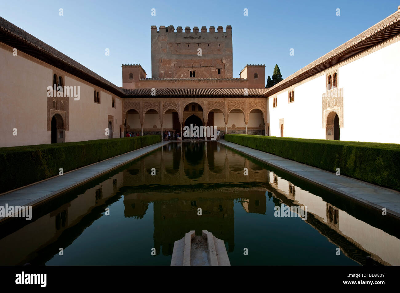 Corte de los Arrayanes con Torre de Comares en la espalda a la Alhambra en Granada, España Foto de stock