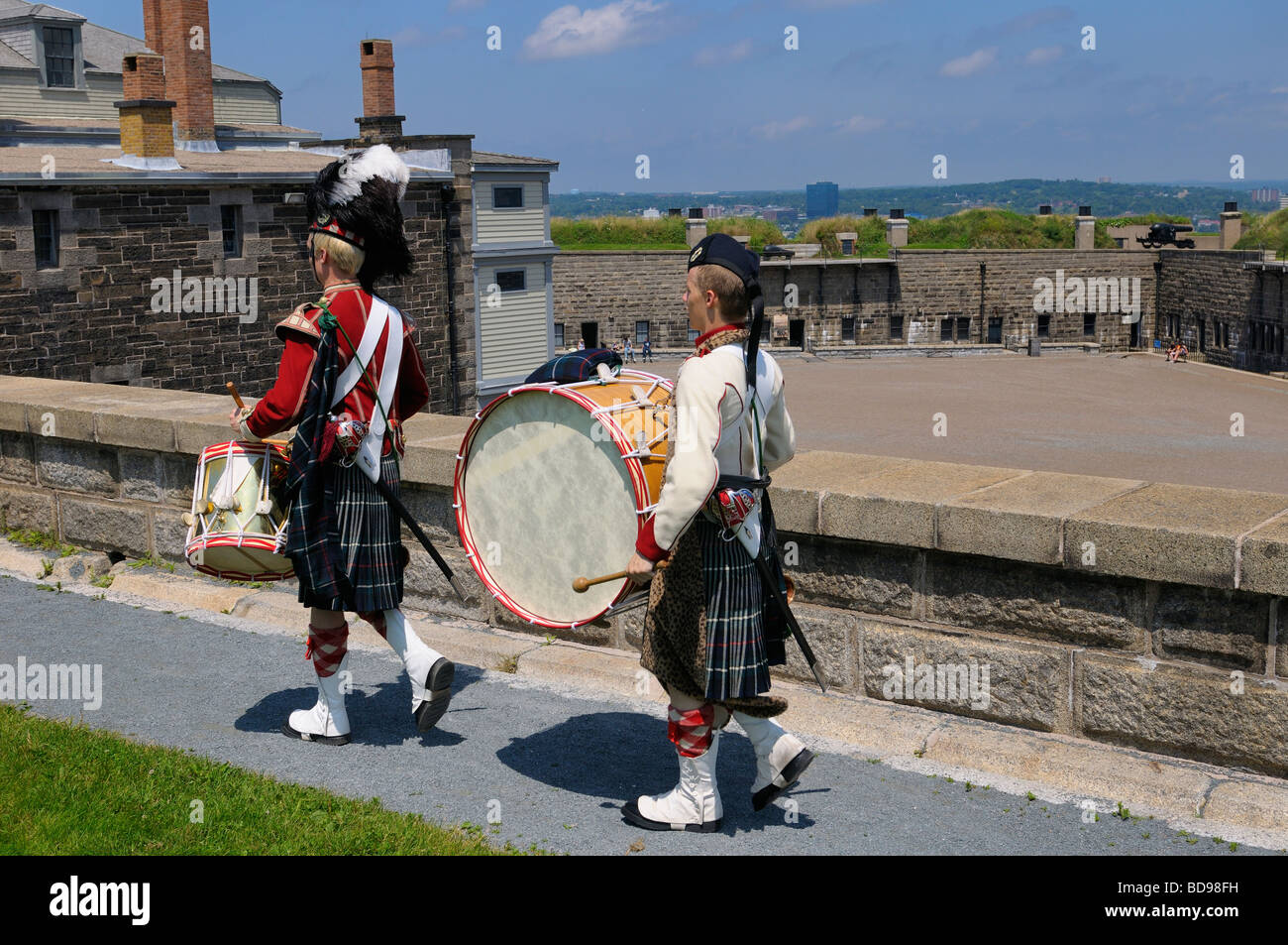 Dos jóvenes 78highland tamborileros marchando en la ciudadela de Fort en Halifax, Nova Scotia Foto de stock