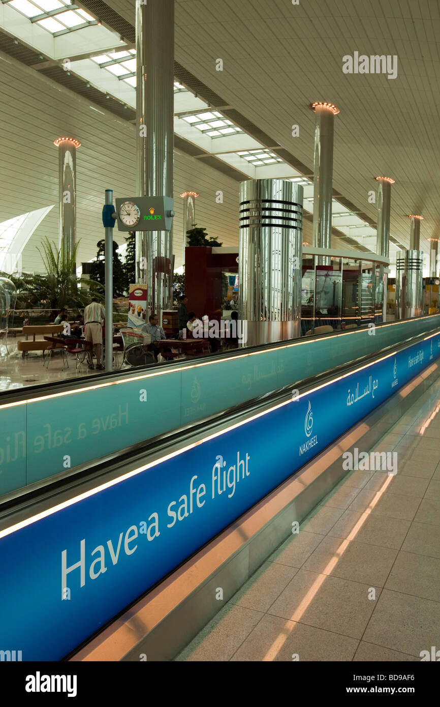 El Aeropuerto de Dubai, Emiratos Árabes Unidos tienen un vuelo seguro signos en el nuevo edificio terminal 2009 Foto de stock