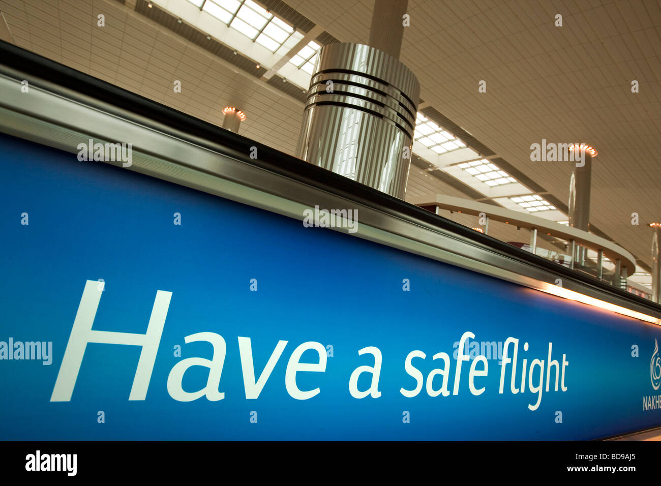 El Aeropuerto de Dubai, Emiratos Árabes Unidos tienen un vuelo seguro signos en el nuevo edificio terminal Foto de stock