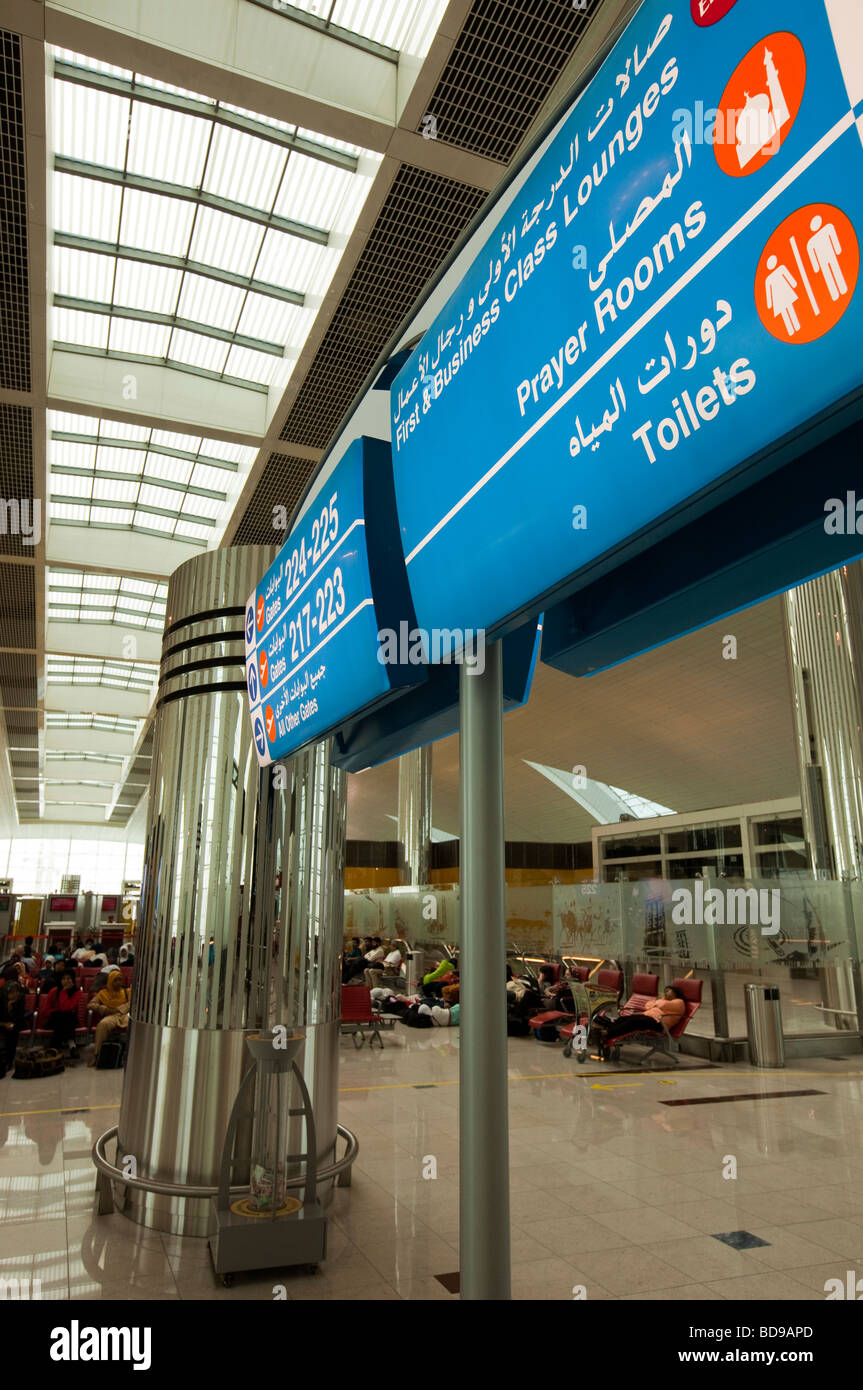 El Aeropuerto de Dubai, Emiratos Árabes Unidos oración y aseo signos en el nuevo edificio terminal 2009 Foto de stock