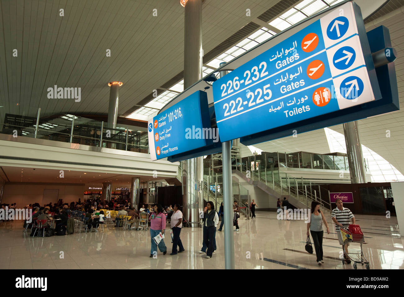 El Aeropuerto de Dubai, EAU señales para puertas de salida en el nuevo edificio terminal 2009 Foto de stock