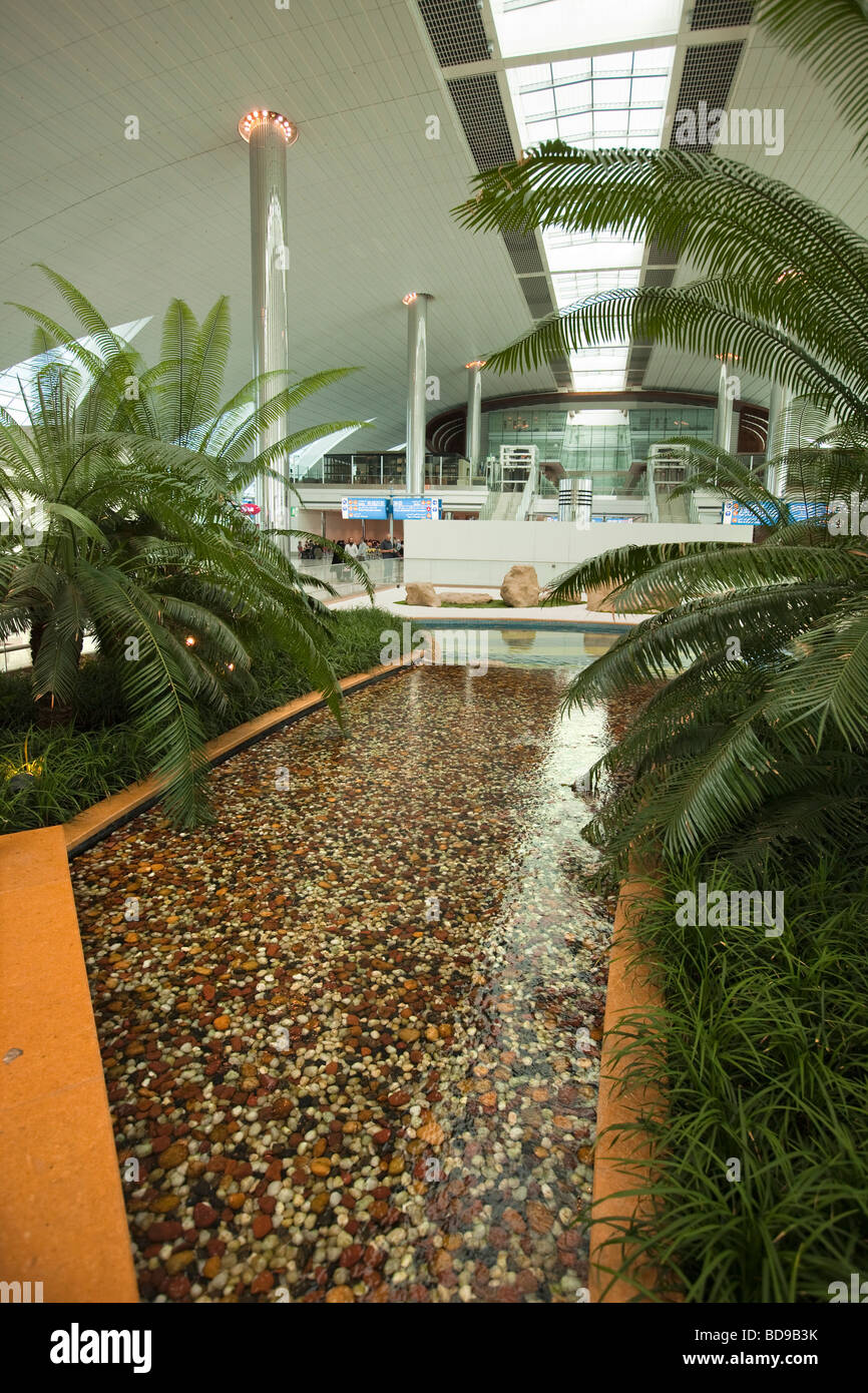 El Aeropuerto de Dubai, EAU detalle arquitectónico árabe el jardín acuático en el nuevo edificio terminal Foto de stock