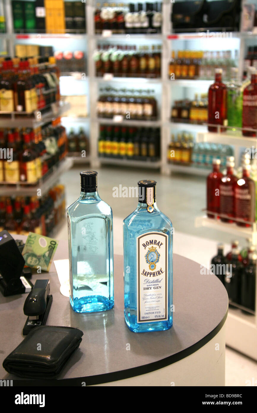 Comprar alcohol libre de impuestos de salida en el aeropuerto Foto de stock
