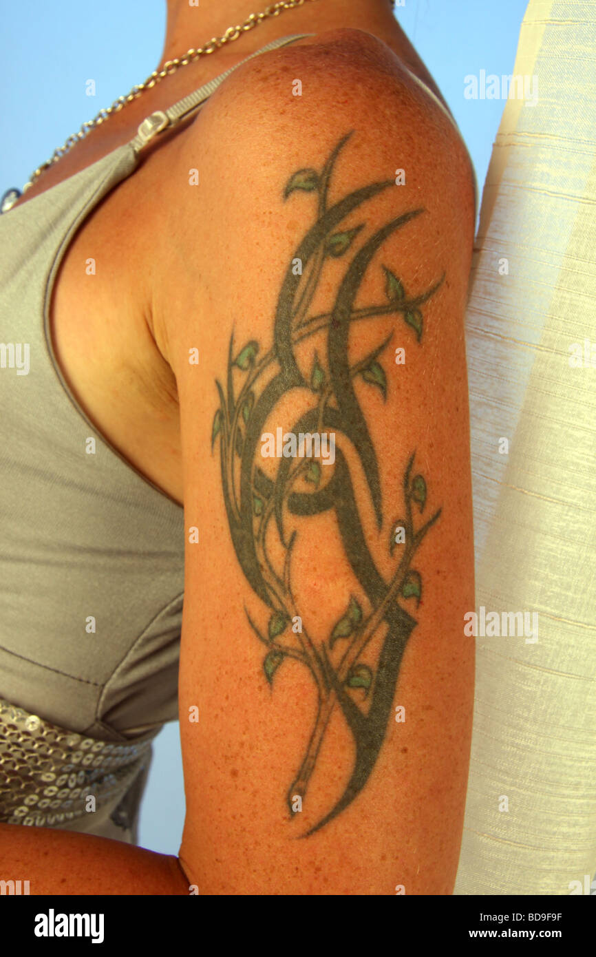 Tatuaje de la parte superior del brazo fotografías e imágenes de