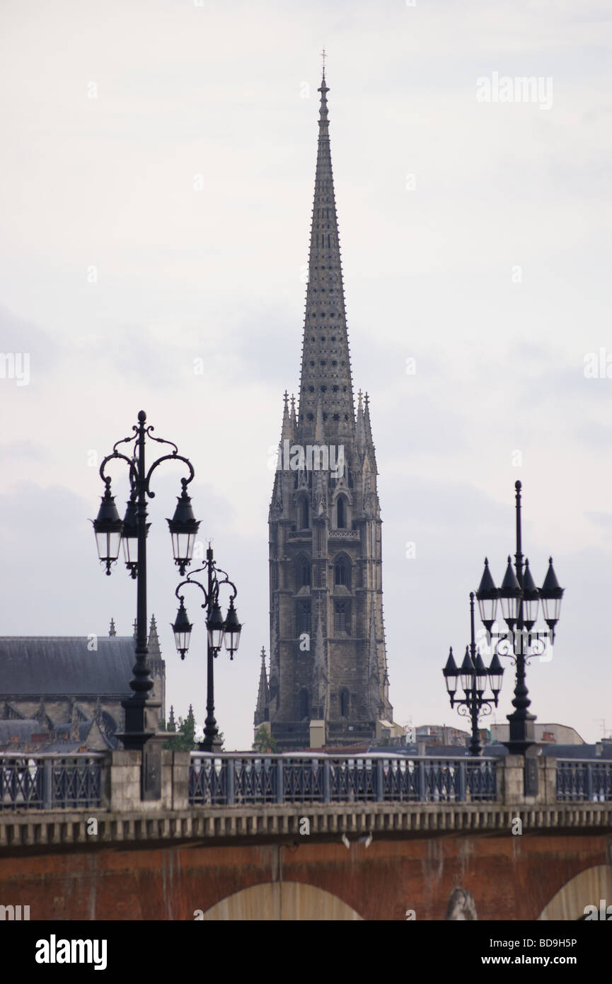 Fleche de Saint Michel, la torre de la iglesia de Saint Michel, Burdeos gironda, Nouvelle-Aquitaine, Francia Foto de stock