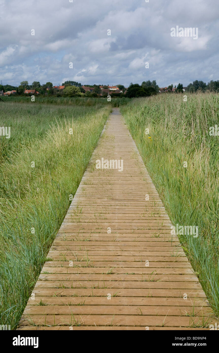 Una Junta cruzar pantanos en El Maltings, Snape, Suffolk Foto de stock