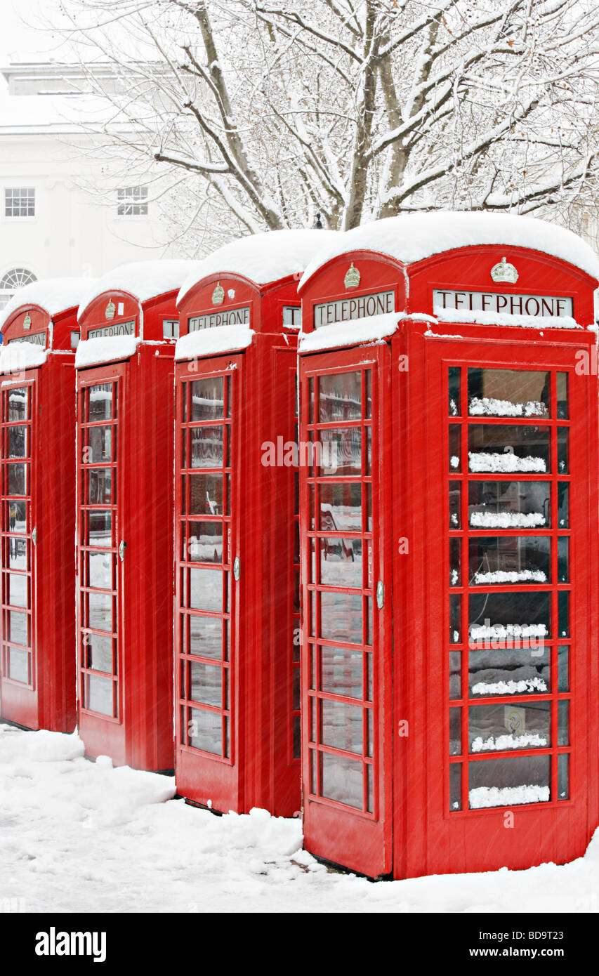 Nieve en cabinas telefónicas rojas de Londres, Inglaterra Foto de stock