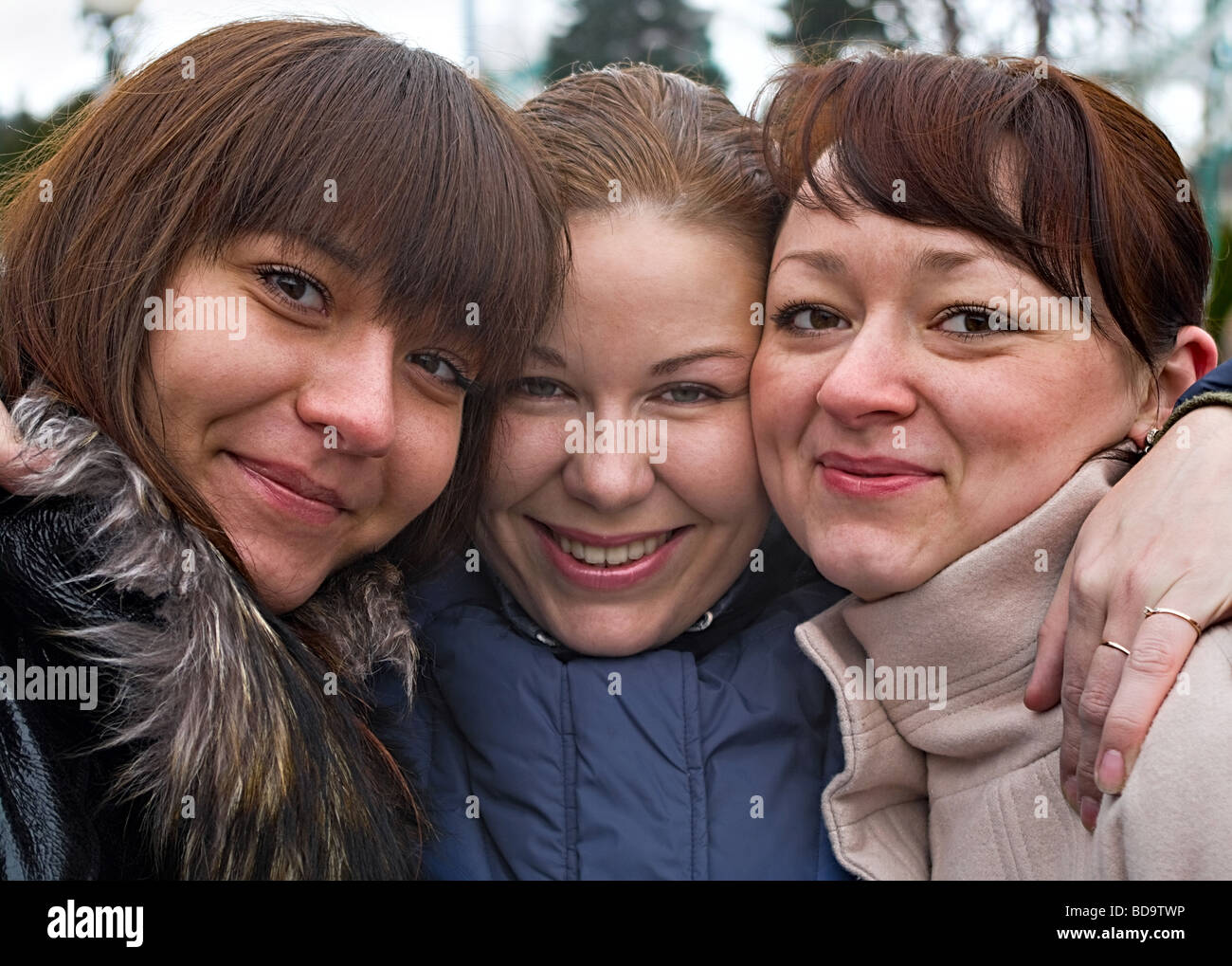 Tres mujeres jóvenes rusos juntos. Caras felices. Foto de stock