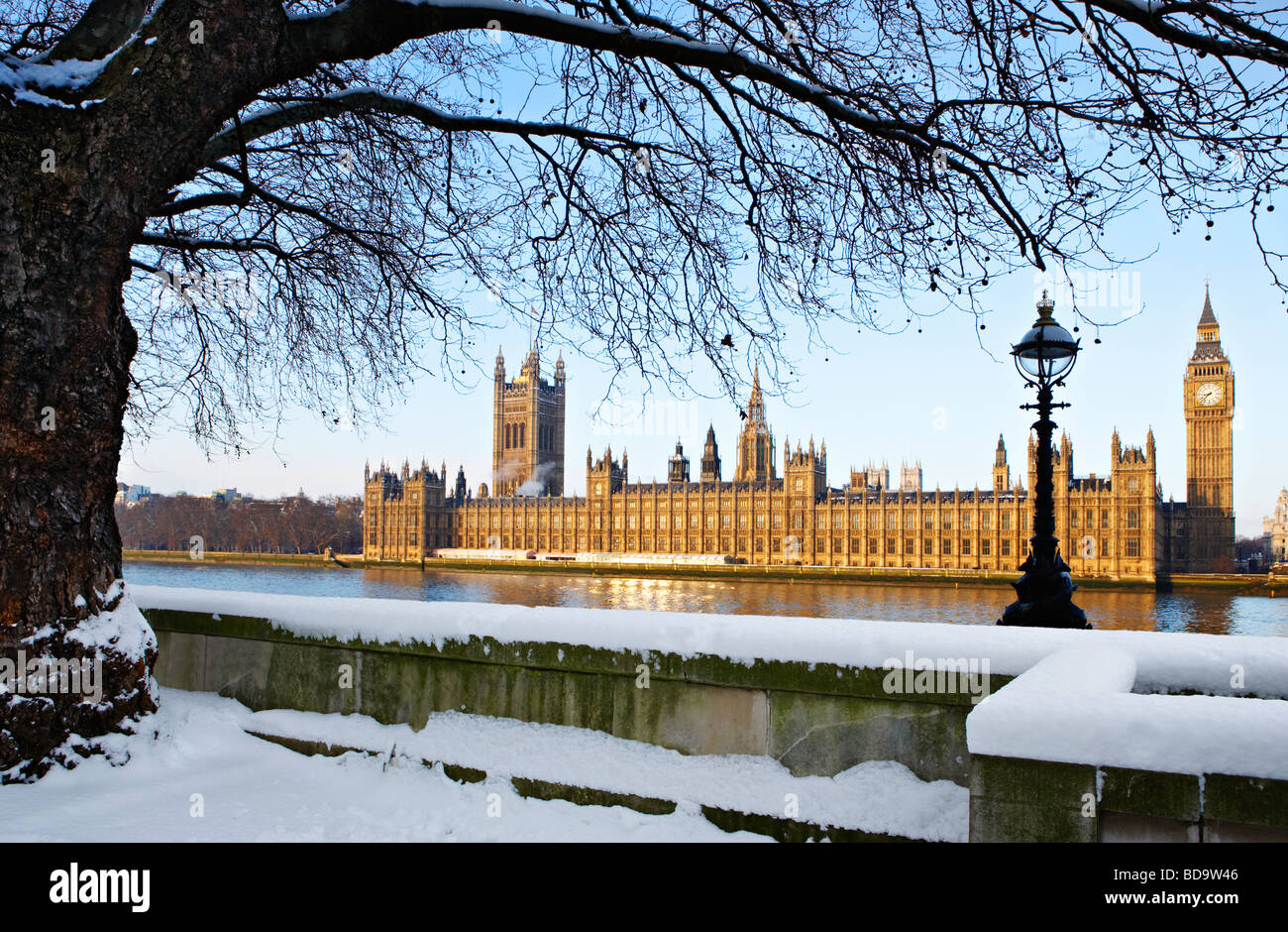 Nieve en el suelo delante de las Casas del Parlamento y el Big Ben de Londres, Inglaterra Foto de stock