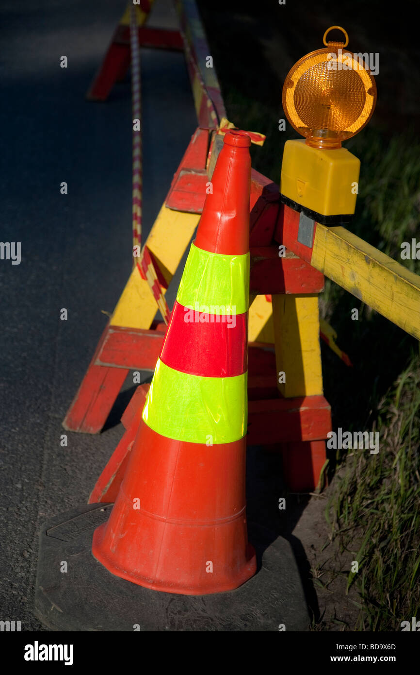 Testigo y cono de tráfico en el sitio de obras viales Foto de stock