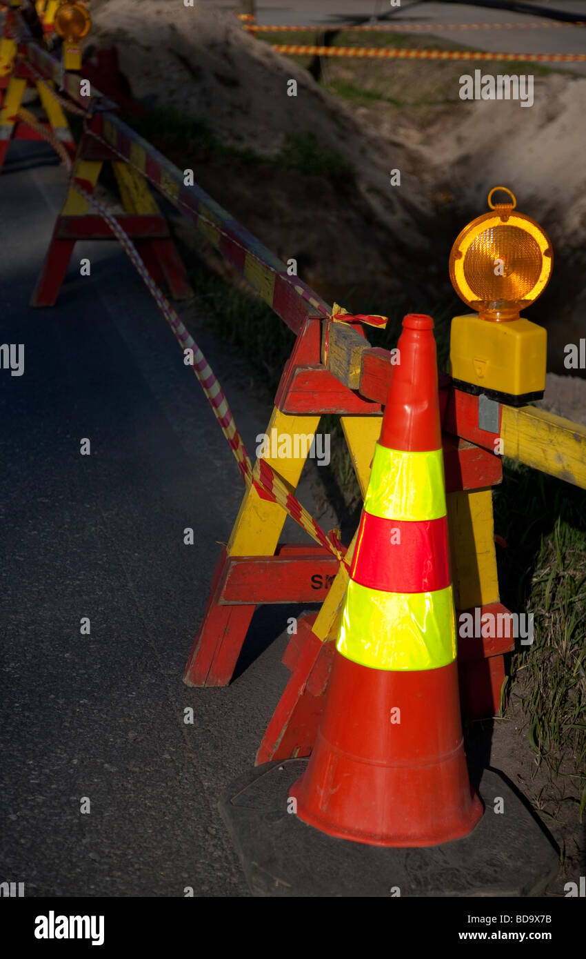 Testigo y cono de tráfico en el sitio de obras viales Foto de stock