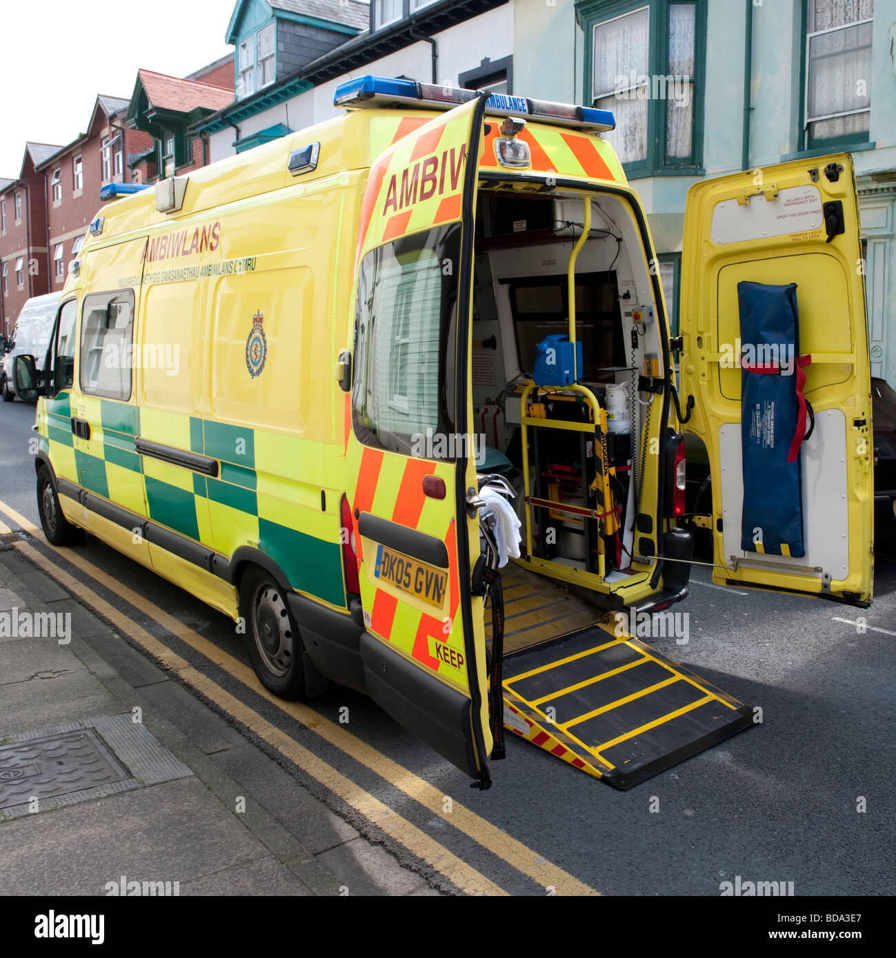 Un servicio de ambulancia de emergencia Galés 999 vehículo, Gales, Reino Unido Foto de stock