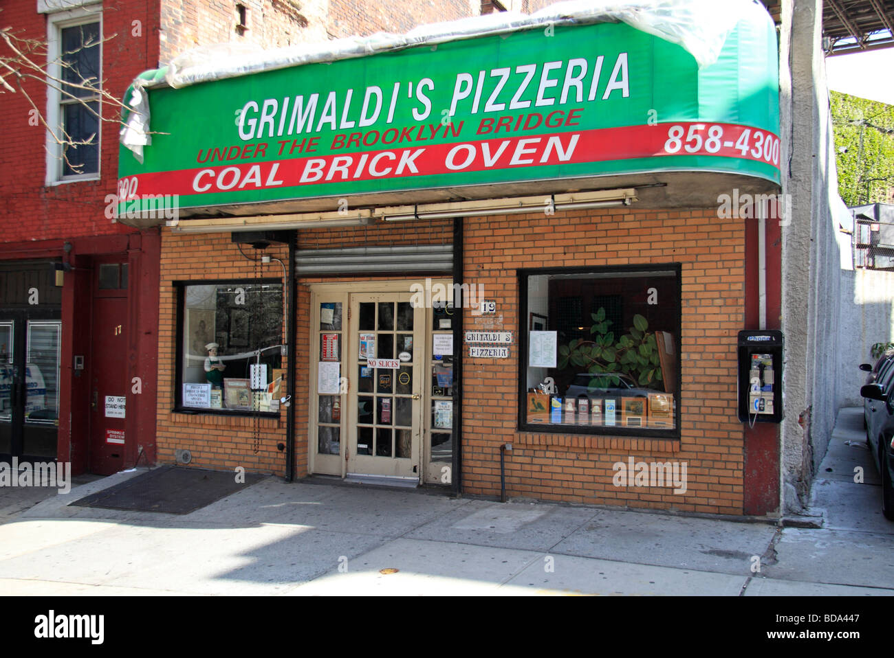 El popular Grimaldi's Pizzeria, bajo el Puente de Brooklyn, Dumbo, Brooklyn, Nueva York. Foto de stock